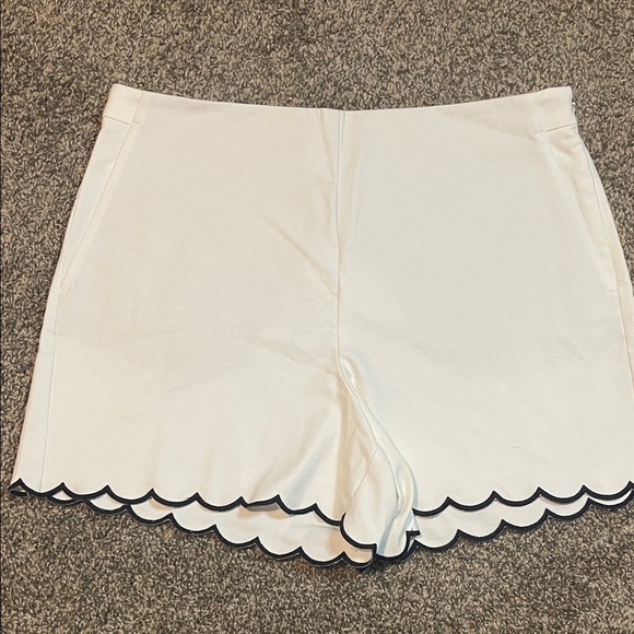 NWOT Ann Taylor White Scalloped High Waist Shorts Zize 14 - Picture 2 of 7